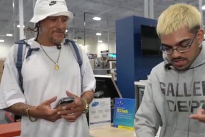 一网红送给德隆蒂·韦斯特iPhone、麦克风和三脚架，帮助他开启直播事业