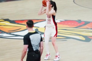 罗马vs萨索洛在线观看_罗马vs萨索洛全场回放免费观看_罗马vs萨索洛全场录像这投篮姿势像库里吗？克拉克超远距离三分球手起刀落