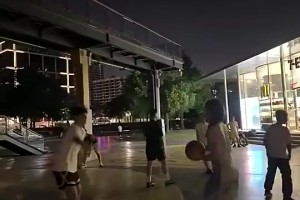 马拉加vs皇家社会在线高清免费_马拉加vs皇家社会在线直播免费观看_马拉加vs皇家社会免费回放录像别看小姐姐穿连衣裙和拖鞋，看着架势真的会打球！