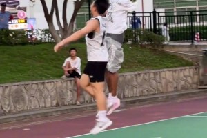 拉齐奥vs博洛尼亚在线直播免费观看_拉齐奥vs博洛尼亚在线高清免费_拉齐奥vs博洛尼亚全场免费直播篮球场的独臂少年来了 可能连上帝都惧怕完整的他吧！！